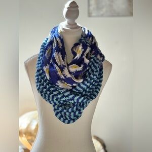 Blue Infinity Scarf With White Daisy Flowrs